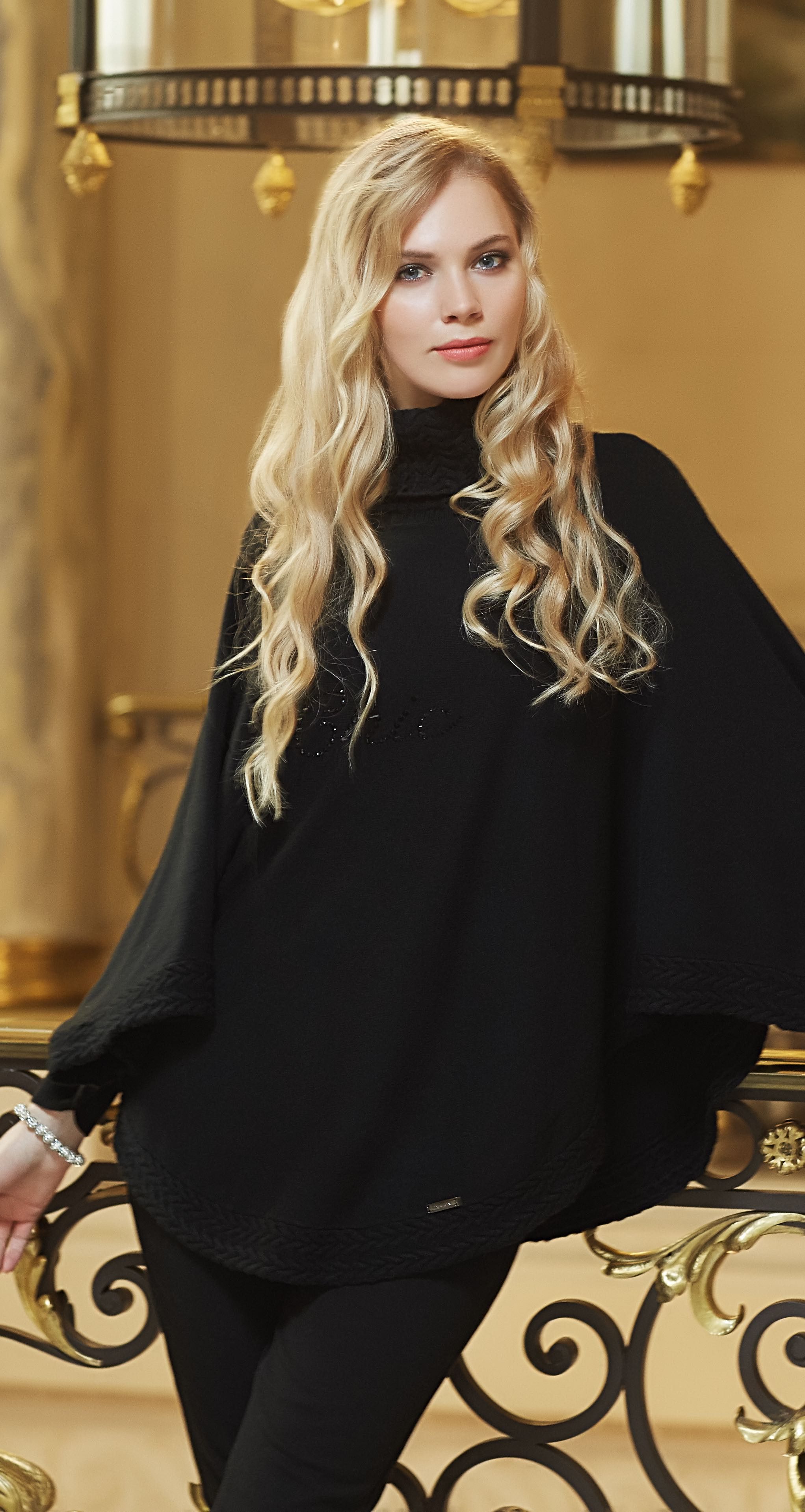 Passioni Poncho mit Rollkragen und Kanten aus strukturiertem Strick und Strassbesatz